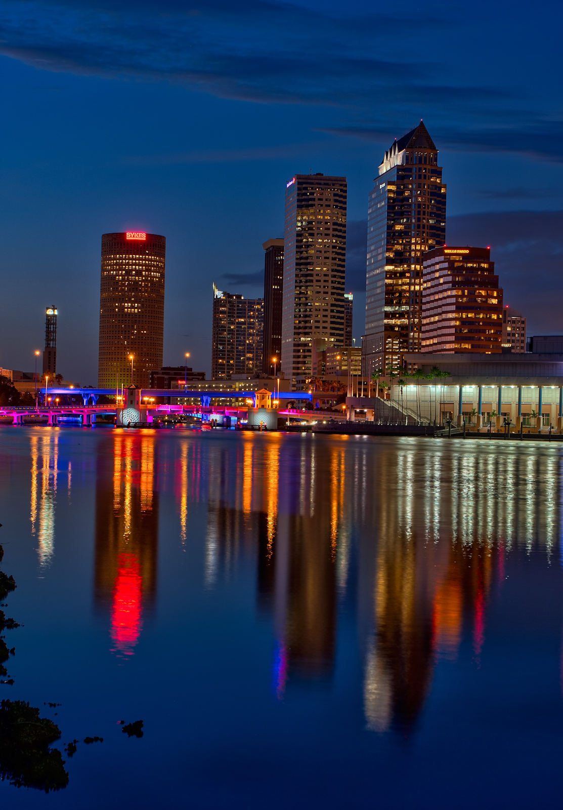 Downtown Tampa Vertical - Agua Luces