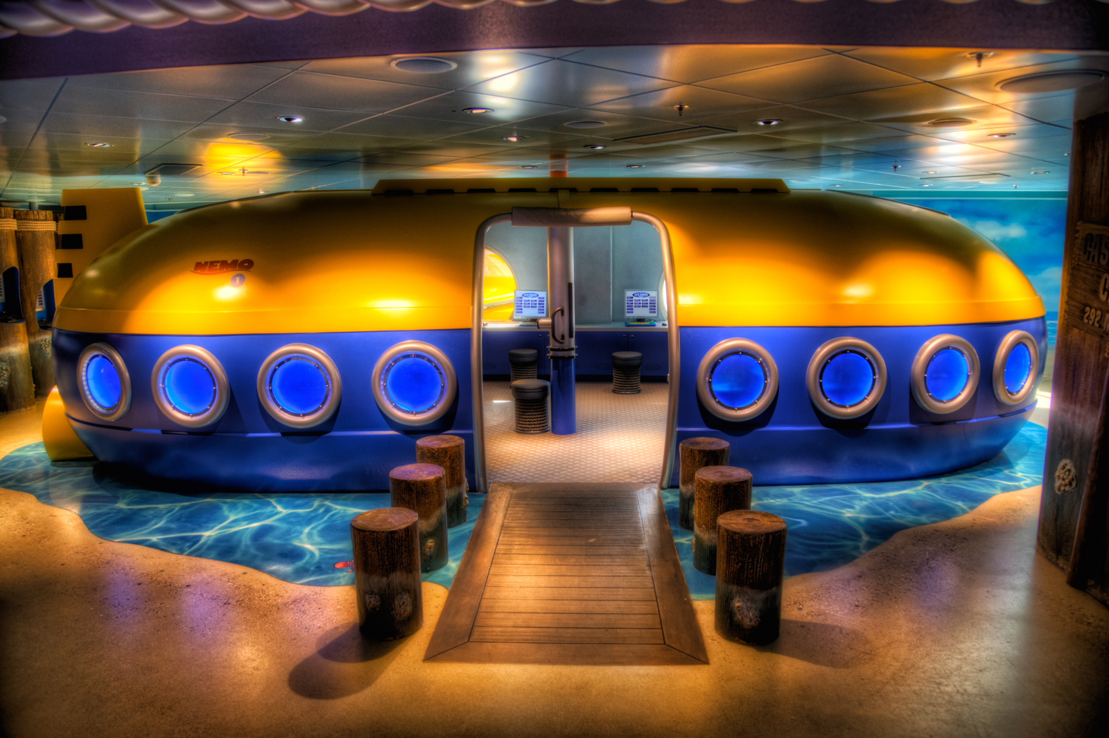 Интерьер ресторана в стиле подводной лодки